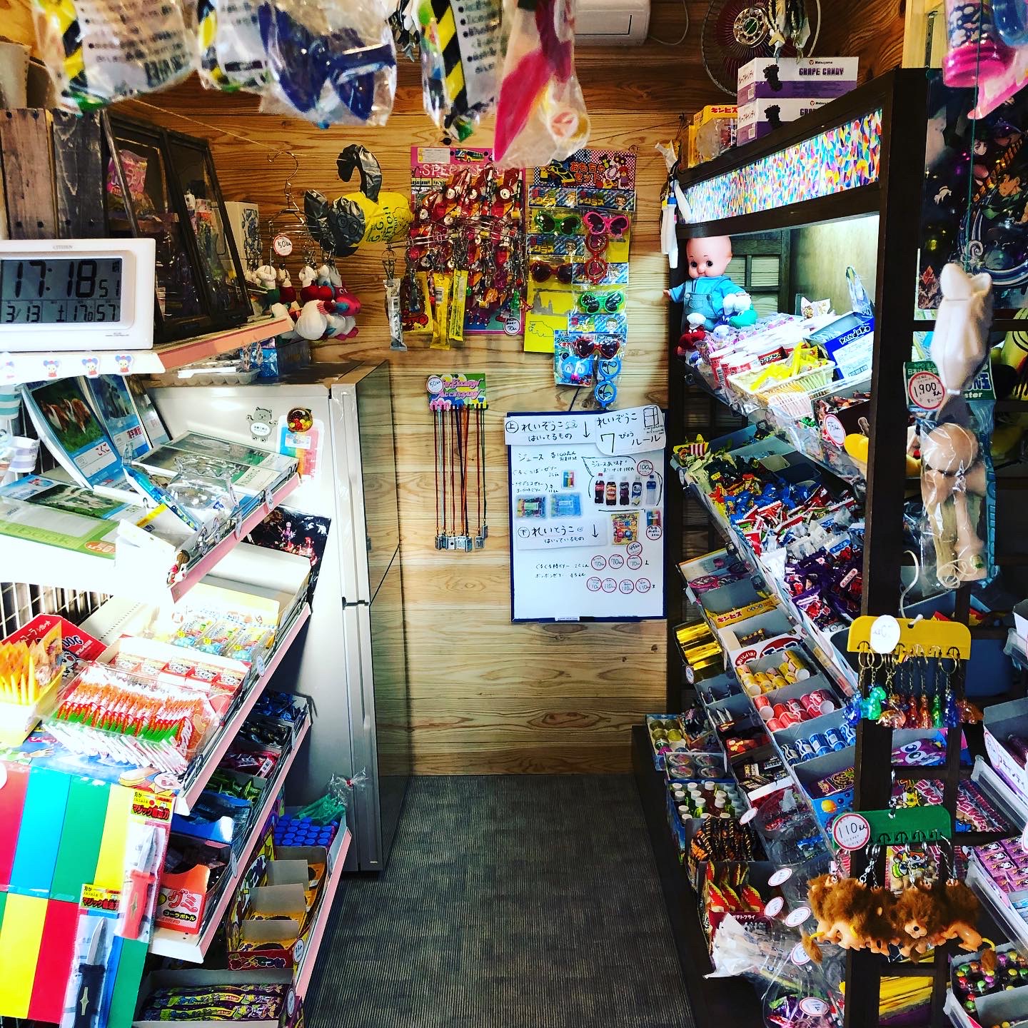 狭いけれど夢いっぱいの店内
