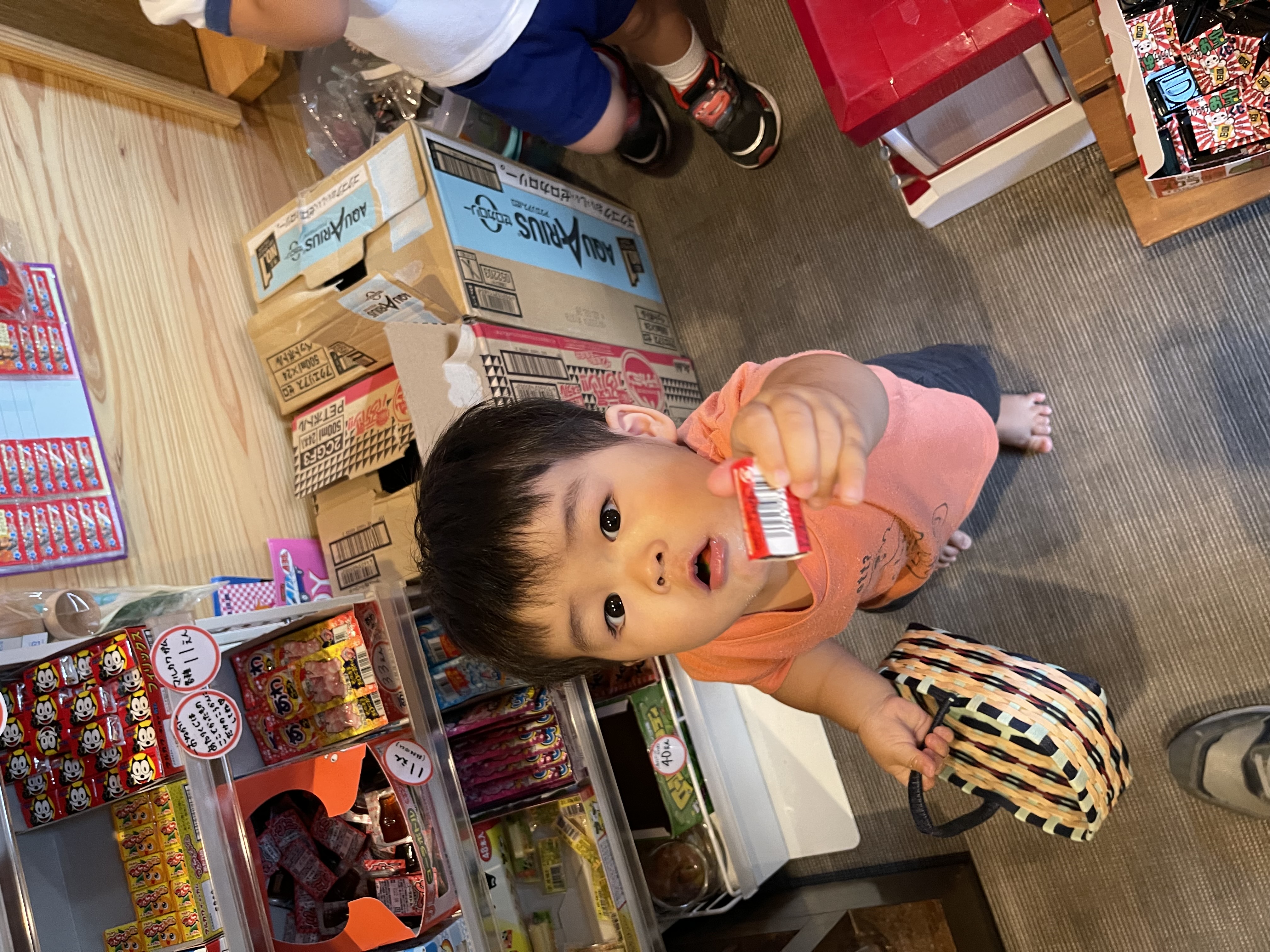 こどもが駄菓子を選んでいる様子