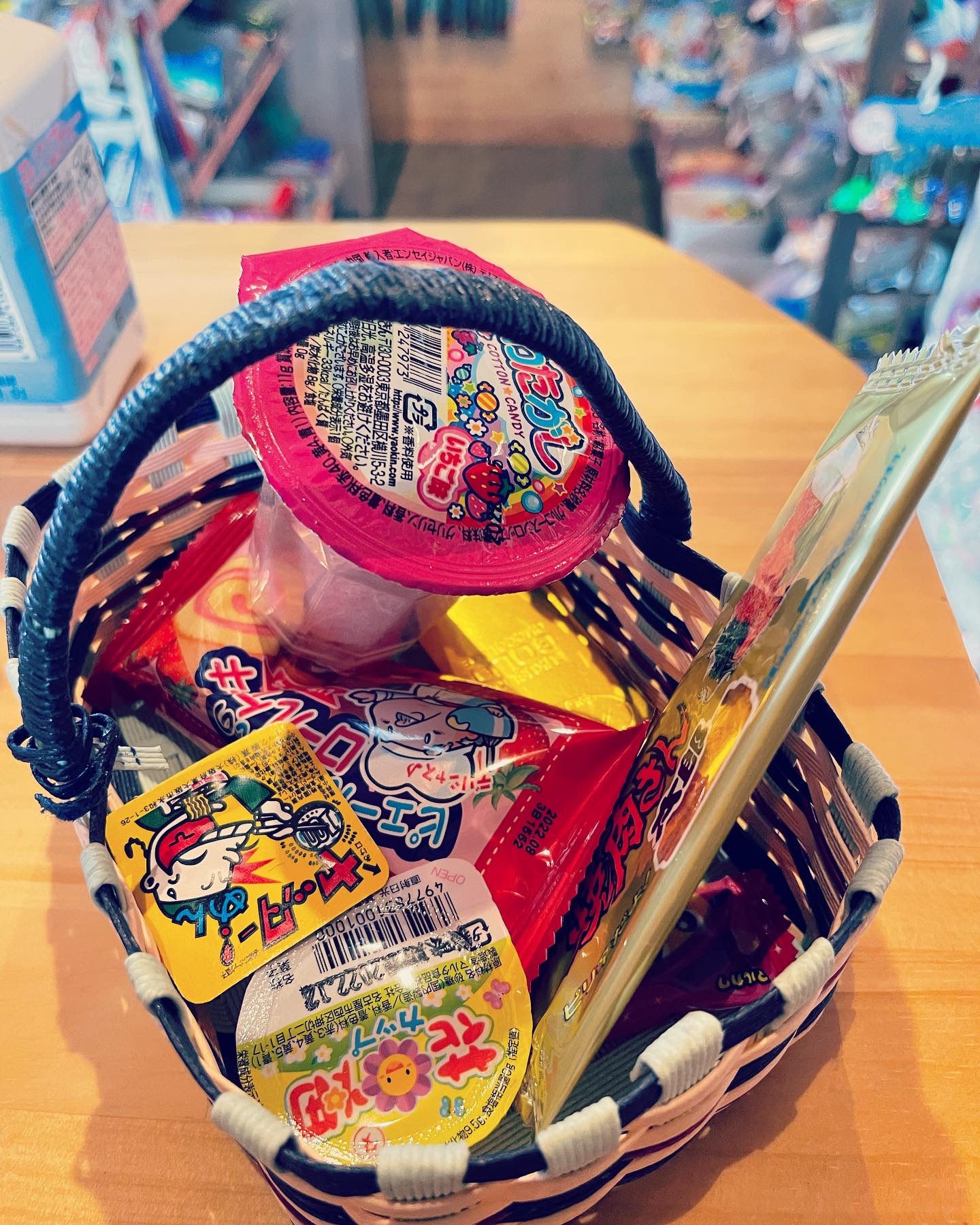 カゴに色とりどりの駄菓子が詰め込まれた様子